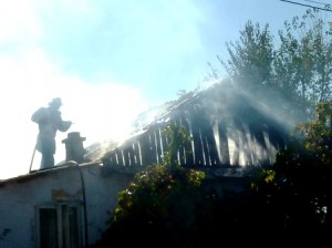 Casă incendiată pe strada Moldovei