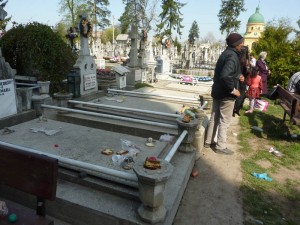 Mii de romaşcani au sărbătorit în cimitir Izvorul Tămăduirii