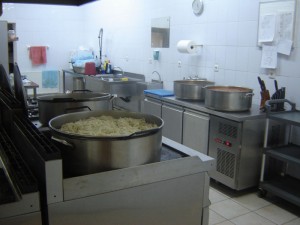 Hrană zilnică pentru 168 de romaşcani săraci